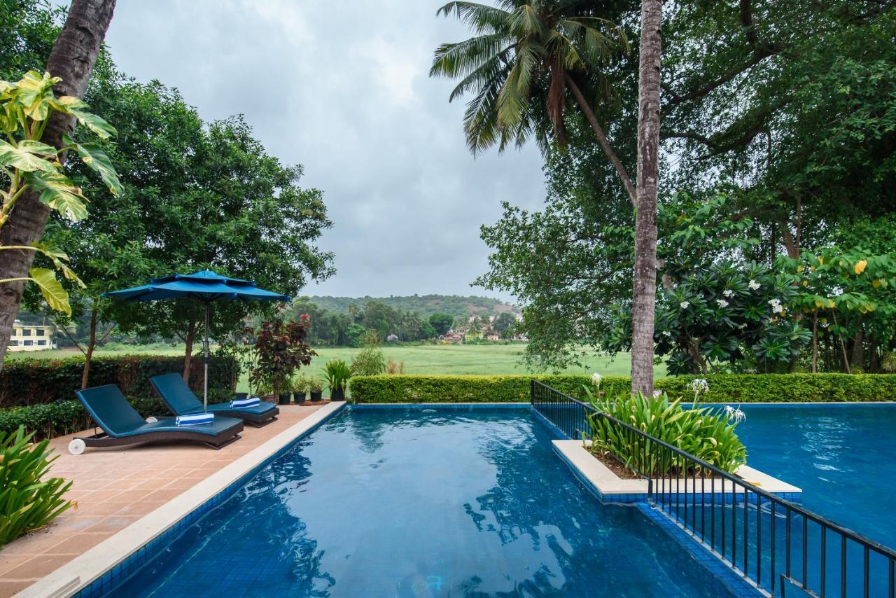 Novotel Goa Resort & Spa Candolim Kültér fotó The swimming pool at the resort